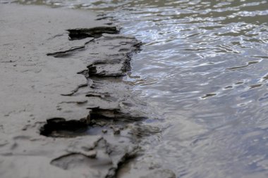 Akşam havasında güzel bir manzara, gün ışığında suyun yanında. Deniz, göl ya da nehir, su doğanın en güzel elementlerinden biridir. Güneşte parlıyor, her bayramı daha da güzelleştiriyor..
