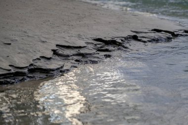 Akşam havasında güzel bir manzara, gün ışığında suyun yanında. Deniz, göl ya da nehir, su doğanın en güzel elementlerinden biridir. Güneşte parlıyor, her bayramı daha da güzelleştiriyor..