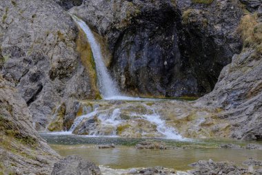 Akşam havasında güzel bir manzara, gün ışığında suyun yanında. Deniz, göl ya da nehir, su doğanın en güzel elementlerinden biridir. Güneşte parlıyor, her bayramı daha da güzelleştiriyor..