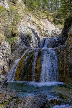 Akşam havasında güzel bir manzara, gün ışığında suyun yanında. Deniz, göl ya da nehir, su doğanın en güzel elementlerinden biridir. Güneşte parlıyor, her bayramı daha da güzelleştiriyor..