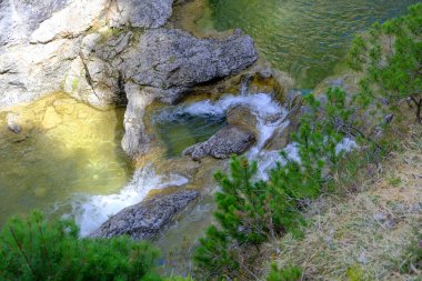 Akşam havasında güzel bir manzara, gün ışığında suyun yanında. Deniz, göl ya da nehir, su doğanın en güzel elementlerinden biridir. Güneşte parlıyor, her bayramı daha da güzelleştiriyor..