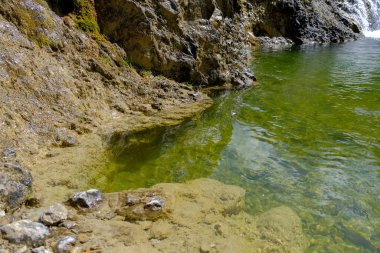 Akşam havasında güzel bir manzara, gün ışığında suyun yanında. Deniz, göl ya da nehir, su doğanın en güzel elementlerinden biridir. Güneşte parlıyor, her bayramı daha da güzelleştiriyor..