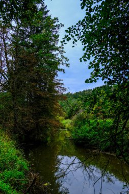 Akşam havasında güzel bir manzara, gün ışığında suyun yanında. Deniz, göl ya da nehir, su doğanın en güzel elementlerinden biridir. Güneşte parlıyor, her bayramı daha da güzelleştiriyor..