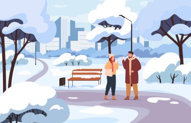 İnsanlar kış karlı bir parkta sıcak bir içecek içiyor. Sıcak, rahat kışlık ceketli kadın ve erkekler..