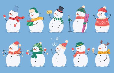 Farklı şapkalar ve kardan eşarplar takan kardan adamlar. Karda karla kaplı sokaklarda Noel eğlencesi.