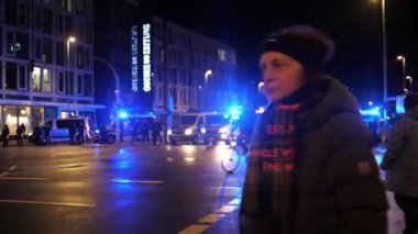 Rostock, Almanya - 3 Ocak 2022: Corona yönetmeliklerine karşı gösteri protestoları Almanya. Zorunlu aşıya karşı gösteri. Corona tedbirlerine karşı düzenlenen gösteride polis operasyonu