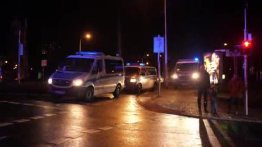 Rostock, Almanya - 03 Ocak 2022: Covid-19 döneminde polis müdahalesi. Corona yönetmeliklerine karşı protesto gösterileri Almanya. Zorunlu aşıya karşı gösteri.