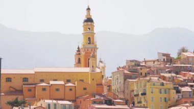 Menton 'un eski kısmı, Provence-Alpes-Cote dAzur' un panoramik görüntüsü. Turistik eğlence, seyahat rehberi ve şehir turları. seyahat, simgeler, kartpostal afişi