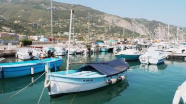 Menton, Fransa - 29 Haziran 2022: Menton, Provence-Alpes-Cote dAzur 'daki eski tekneler. Turistik eğlence, seyahat rehberi ve şehir turları. seyahat, simgeler, kartpostal afişi