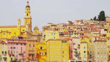 Menton, Fransa - 29 Haziran 2022: Menton, Provence-Alpes-Cote dAzur 'un eski bölümlerinde panoramik manzara. Turistik eğlence, seyahat rehberi ve şehir turları. seyahat, simgeler, kartpostal afişi