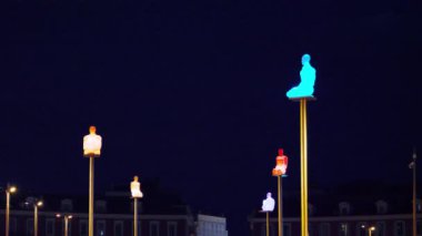 Nice, Fransa - 29 Haziran 2022 Nice Place Massena Meydanı 'ndaki modern heykeller ve Fransa' daki Fountain du Soleil. Fransız Rivierası 'nın turizm beldesi, Fransa Alpes Denizcilik Bölümü