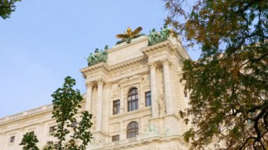 Viyana, Avusturya - 15 Ağustos 2021: Ünlü Hofburg Sarayı ve Heldenplatz. Avusturya, Viyana 'nın seyahat, dönüm noktası ve turistik merkezi