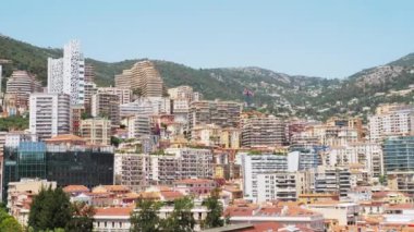 Monte Carlo, Monaco 'nun panoramik manzarası. Fransa, Akdeniz 'e. Turistik eğlence, seyahat rehberi ve şehir turları. Şehir simgeleri, kartpostal, panoramik pankartta