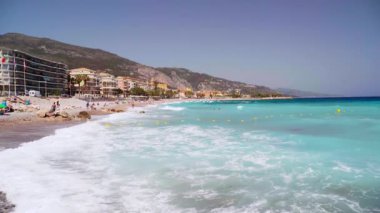 Menton, Fransa - 29 Haziran 2022: Menton, Provence-Alpes-Cote dAzur 'un eski bölümlerinde panoramik manzara. Turistik eğlence, seyahat rehberi ve şehir turları. seyahat, simgeler, kartpostal afişi