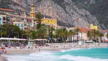 Menton, Fransa - 29 Haziran 2022: Menton, Provence-Alpes-Cote dAzur 'un eski bölümlerinde panoramik manzara. Turistik eğlence, seyahat rehberi ve şehir turları. seyahat, simgeler, kartpostal afişi