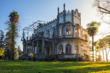 Old abandoned house or mansion in sunny day. Vintage haunted building in Georgia