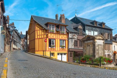 Honfleur, Normandiya, Fransa 'da kereste çerçeveli eski bir cadde. Honfleur, Normandie 'nin mimarisi ve simgeleri