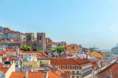 Portekiz 'in Lizbon şehrinin havadan görünüşü, Tagus nehri üzerinde katedral ve turuncu çatıları var. Yaz tatili