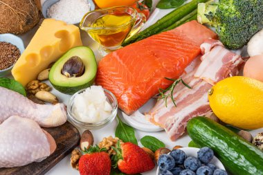 Keto diyet konsepti. Ketojenik diyet yiyecekler. Düşük karbonhidratlı gıda geçmişi var. Sebze, balık, et, peynir, fındık. Atkins diyeti