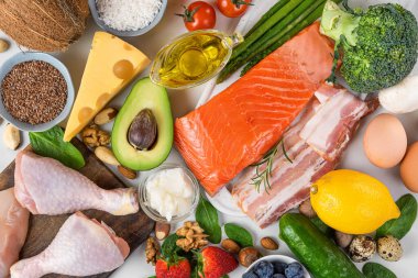 Düşük karbonhidratlı diyet yiyecekler. Protein kaynakları, sağlıklı yağlar, karbonhidratlar. Üst Manzara. Balık, et, sebze, meyve, fındık, ketojenik diyet için yumurta