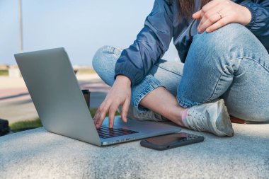 Uzaktan kumandalı bilgisayar ve akıllı telefonlar kullanarak çalışan kadınlara yakın durun. Serbest, dijital göçebe, e-ticaret kavramı