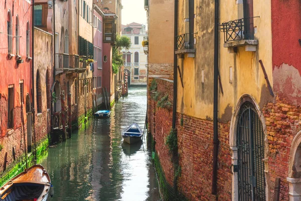 Hermosa Vista Edificios Coloridos Canal Con Barcos Casco Antiguo Venecia — Foto de Stock