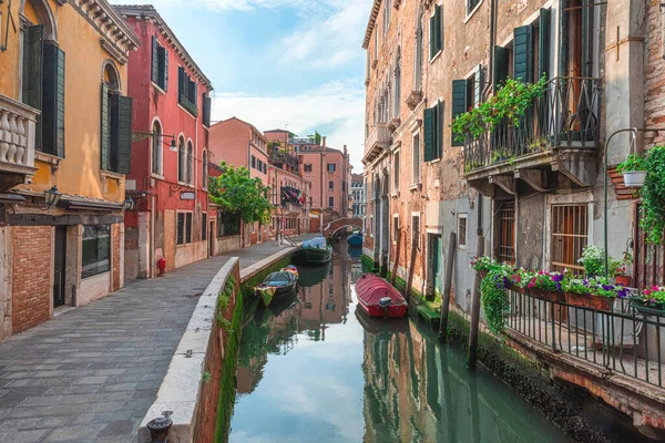 Venecia Italia Vista Calle Medieval Veneciana Con Antiguos Edificios Coloridos — Foto de Stock