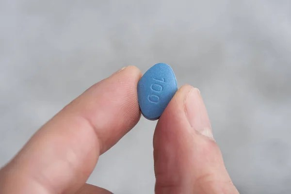 Ember Kék Pirulát Tart Ujjaiban Orvosi Fogalom Férfiak Egészségére Gyógyszer — Stock Fotó