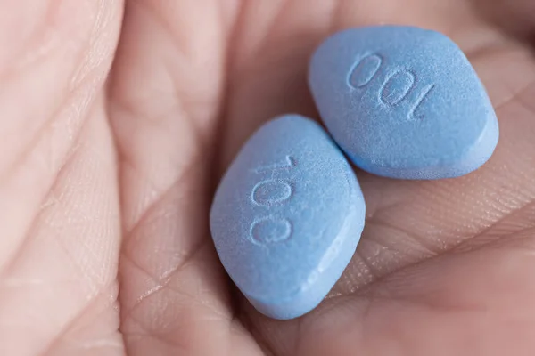 Két Kék Tabletta Férfi Kézben Orvosi Fogalom Férfiak Egészségére Erekció — Stock Fotó