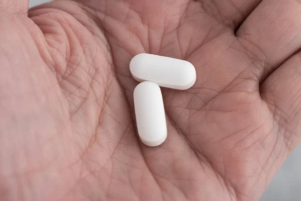 Fájdalomcsillapító Fehér Tabletta Férfi Kézen Gyógyszer Szedése Egészségügyi Ellátás Gyógyszertár — Stock Fotó
