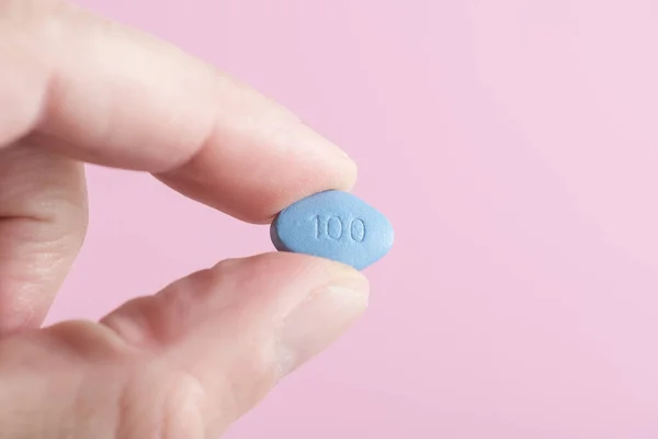 Hombre Mantenga Viagra Píldora Azul Los Dedos Sobre Fondo Rosa —  Fotos de Stock