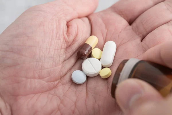 Férfi Különböző Gyógyszereket Tablettákat Szed Drogok Adagja Férfi Tenyérben Történő — Stock Fotó