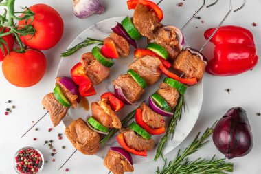 Barbekü, kebap ya da şiş kebap. Çiğ domuz eti, sebzeli, biberli ve soğanlı barbekü ya da bbq pişirmek için. Üst görünüm