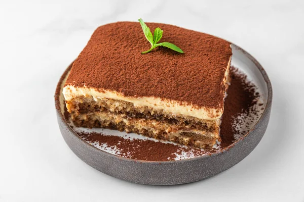 Traditionele Italiaanse Dessert Tiramisu Bord Zelfgemaakte Tiramisu Taart Portie Met — Stockfoto
