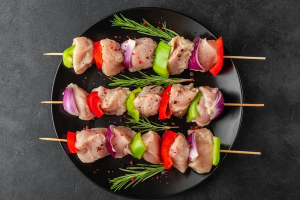 Skewers Raw Chicken Meat Pieces Vegetables Pepper Onion Cooking Chicken — Stock fotografie