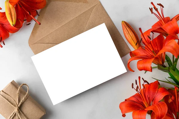 Tomma Gratulationskort Ram Orange Lilja Blommor Och Presentförpackning Vit Bakgrund — Stockfoto