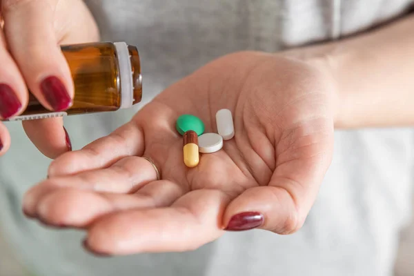 Mujer Que Toma Varias Píldoras Tabletas Medicamentos Dosis Medicamentos Durante — Foto de Stock
