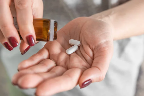 Femme Prenant Analgésique Pilules Blanches Antibiotique Sur Main Féminine Versant — Photo