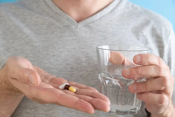 Férfi Vesz Antiphlogistic Fehér Tabletta Gyógyszerrel Védi Gyomor Gyógyszer Kapszula — Stock Fotó