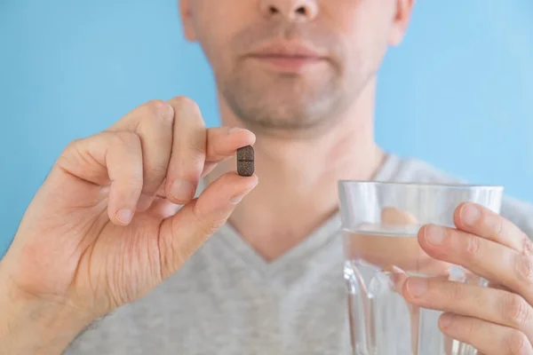 Uomo Che Prende Pillola Adsorbente Gastrointestinale Con Bicchiere Acqua Trattamento — Foto Stock