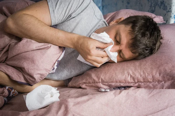 Virüslü Soğuk Algınlığı Kullanılmış Mendillerle Çevrili Beyaz Bir Adam Hasta — Stok fotoğraf