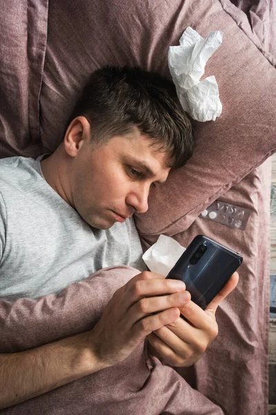 Grip Soğuk Algınlığı Virüs Kapmış Cep Telefonu Evde Yatan Akıllı — Stok fotoğraf