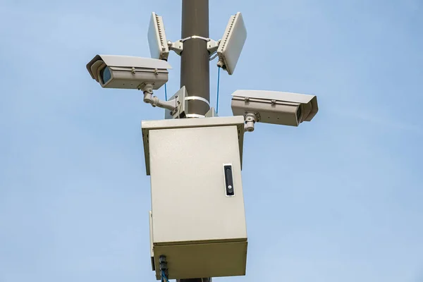 青い空に対してパノラマビューの屋外とセキュリティCctvカメラ監視システム 安全装置だ 技術コンセプト — ストック写真