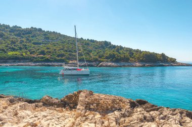 Hırvatistan 'ın Dalmaçya bölgesinde güneşli bir günde Hvar adasında yatı olan Adriyatik Denizi' nin turkuaz su körfezi. Yaz tatili
