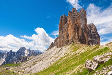 Dolomitler dağlarında güneşli güzel bir gün. Barınaklı Tre Cime di Lavaredo 'ya bakın. İtalyan Alpleri, Belluno, İtalya 'da üç ünlü dağ zirvesi
