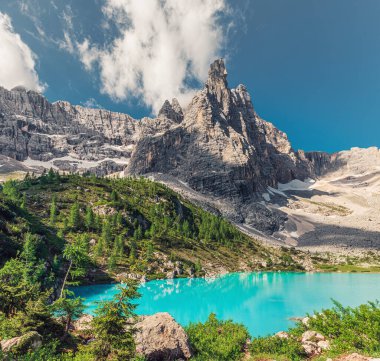 İtalya 'nın Dolomites dağlarındaki Sorapis Gölü' nün alp turkuvaz suyu. Güzel Alp Gölü Lago di Sorapis. Seyahat hedefi