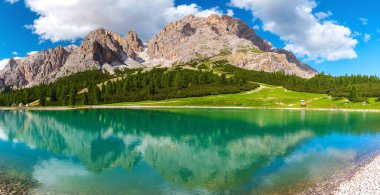 İtalya 'nın Dolomites dağlarındaki turkuaz su alp gölünün panoramik manzarası. Iago Son Forca, güneşli bir günde İtalya Alplerinde, yaz tatilinde