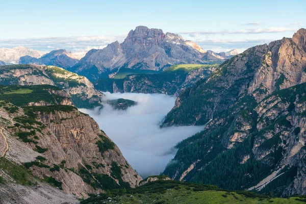 Hegyi Kanyon Tele Felhőkkel Napkeltekor Dolomitokban Alpokban Olaszországban Olasz Hegyvidéki — Stock Fotó