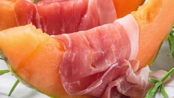Italienische Antipasti Melone Cantaloupe Scheiben Mit Schinken Rosmarin Und Honig — Stockvideo