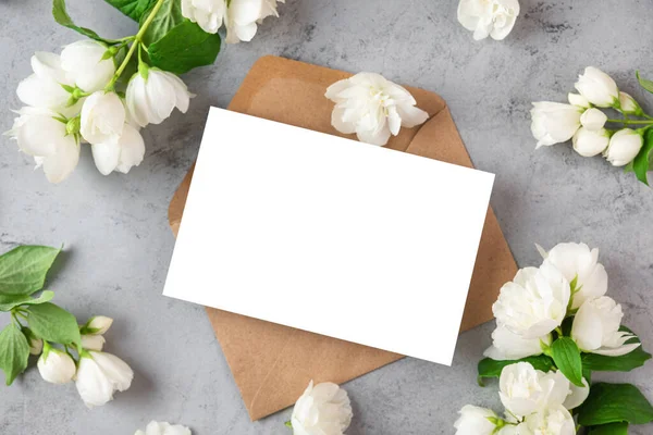 Beyaz Yasemin Çiçeklerinden Yapılmış Çerçevedeki Boş Tebrik Kartı Gri Arka — Stok fotoğraf